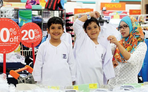 KEBANYAKAN ibu bapa terbeban dengan kenaikan kos kira-kira 30 peratus untuk membeli pelbagai kelengkapan sekolah seperti pakaian seragam, kasut dan beg . - Gambar hiasan