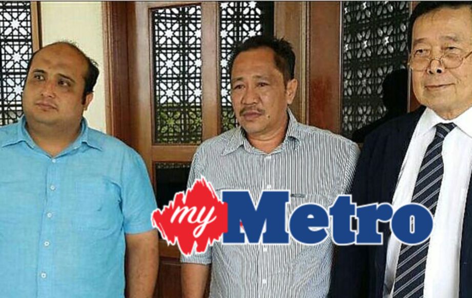 DUA kontraktor, Nor Azamuddin Ahmad, 48, (tengah) dan Farid Idris Khan, 37, (kiri) dilepaskan dan dibebaskan daripada tiga pertuduhan rasuah. IHSAN 