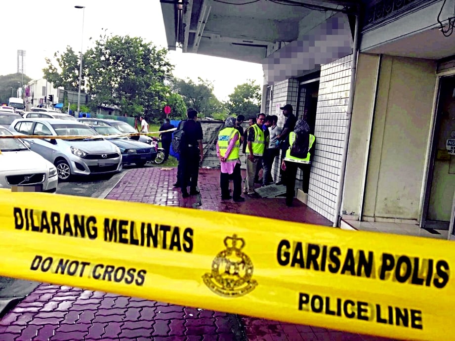 POLIS gempur sebuah klinik bersalin di Klang.