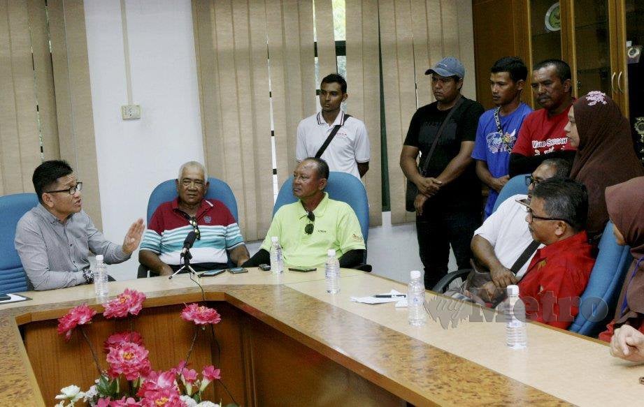 NORHIZAM (kiri) mengadakan pertemuan bersama pengayuh beca susulan penularan video pergaduhan di Dataran Menara Taming Sari, Banda Hilir baru-baru ini. FOTO Khairunisah Lokman