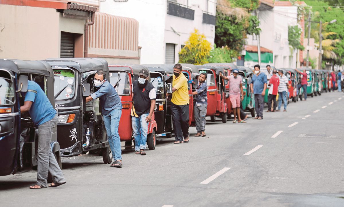 FOTO fail menunjukkan orang ramai menunggu giliran untuk membeli petrol di Colombo. FOTO Reuters