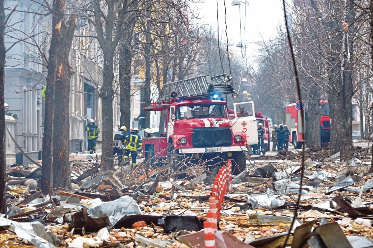 BOMBA dikejarkan ke lokasi kebakaran sebuah bangunan di Kharkiv, selepas ia didakwa dibom tentera Rusia. FOTO AFP 