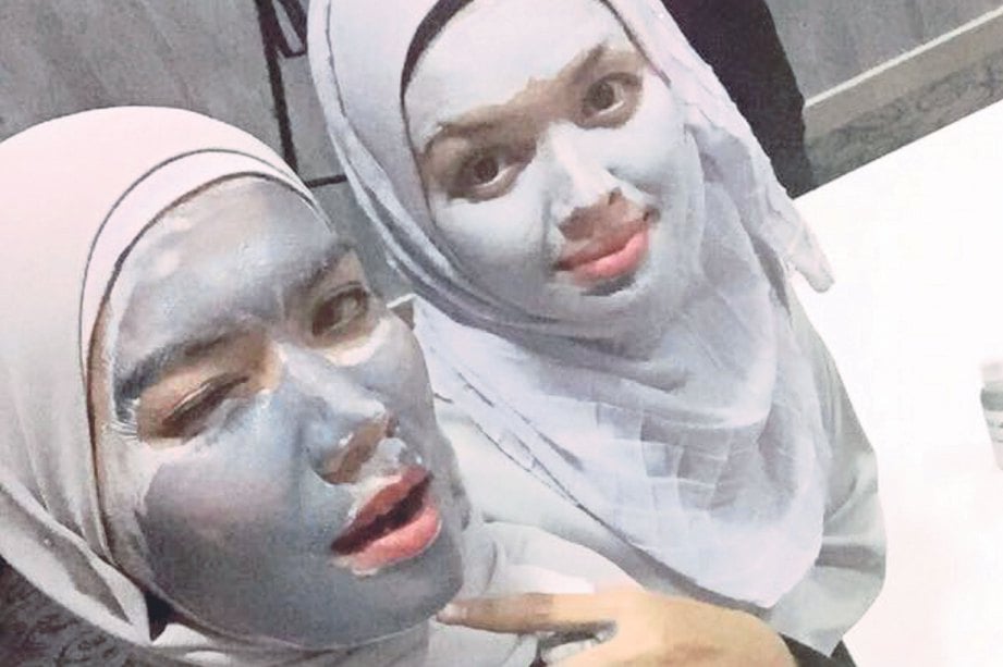 DUA sepupu, Farahsuzie (kiri) dan Megawati hasilkan produk penjagaan wajah menggunakan bahan semula jadi premium.