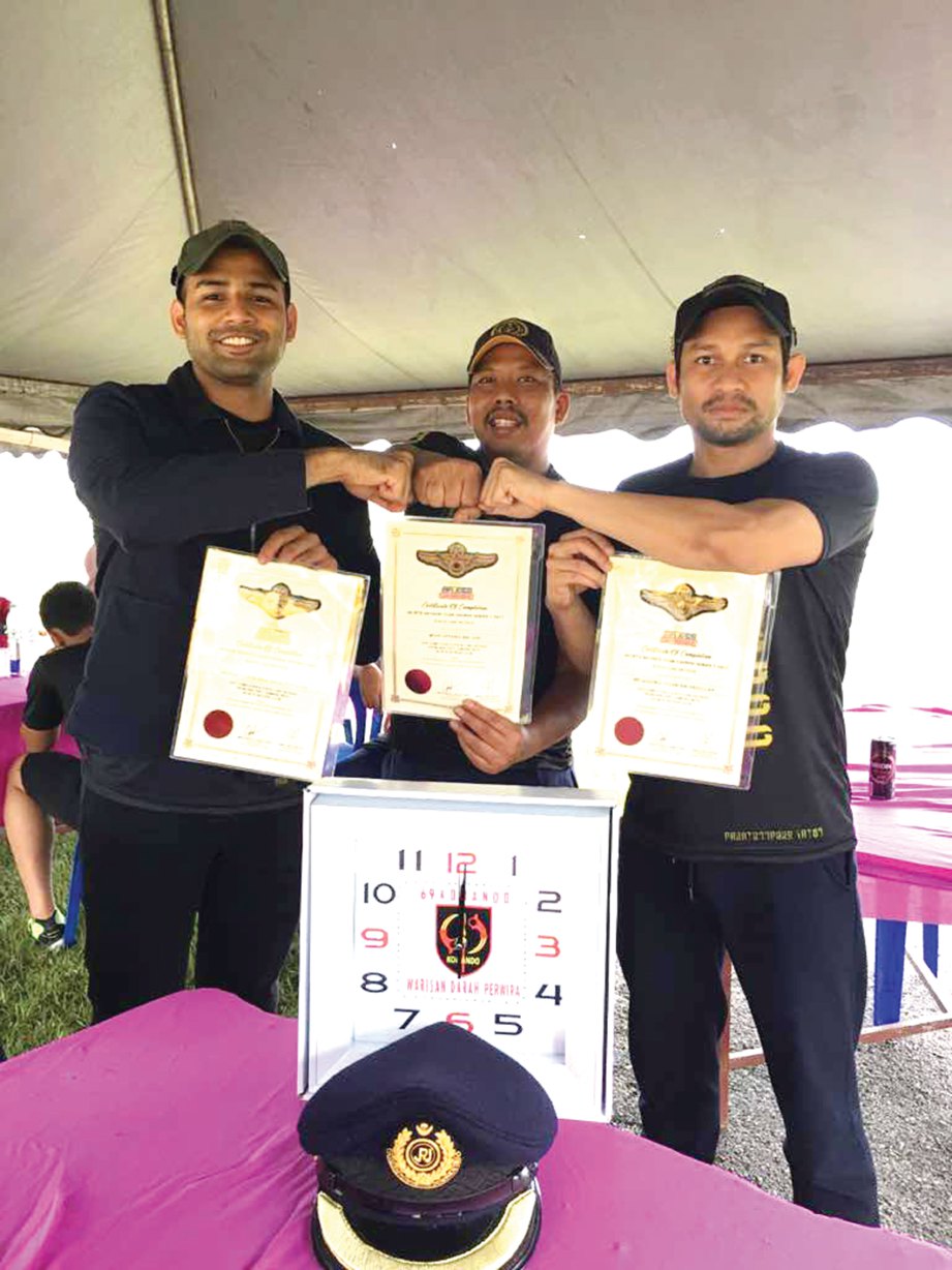 BEEGO (kanan) bersama Afiq (kiri) dan Affendi diberikan sijil selepas melakukan aktiviti terjunan.