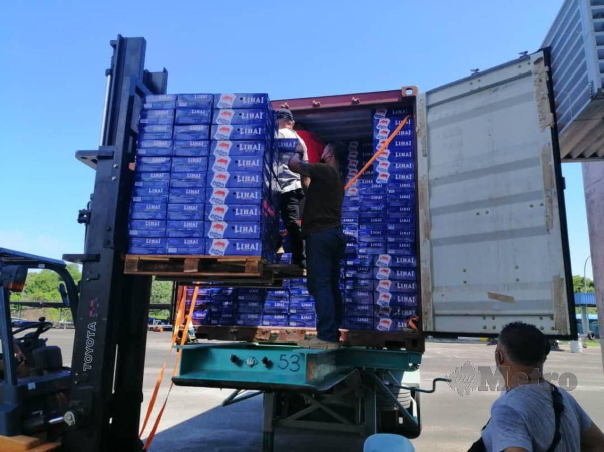 Lori kontena sarat dengan muatan 2,150 karton bir yang dirampas URM PPMW5 Bintulu di Batu 12 Jalan Bintulu-Miri pagi semalam. FOTO ERIKA GEORGE
