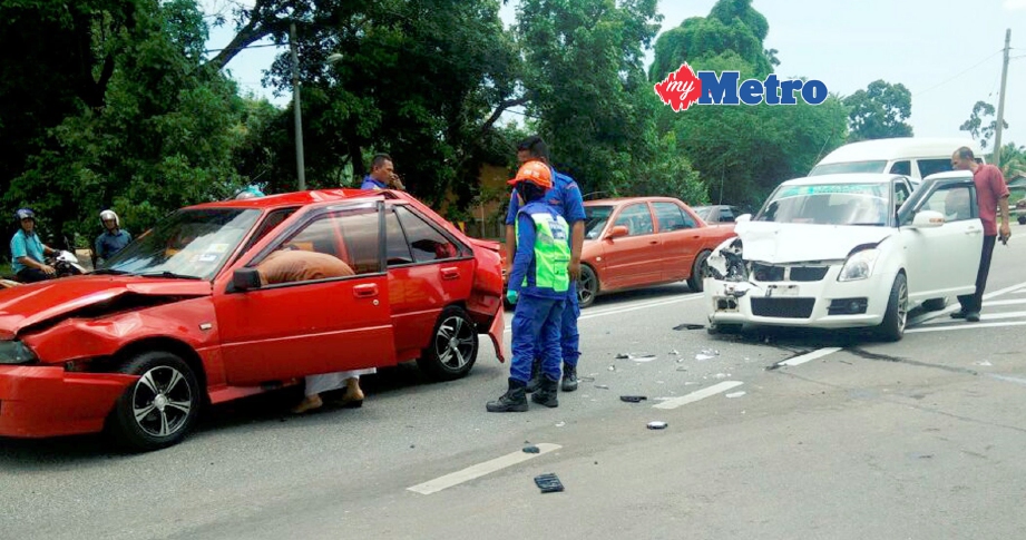 Keadaan kereta yang terbabit dalam kemalangan, termasuk Suzuki Swift yang dinaiki oleh Mohd Syawal Amsyar Mohd Fakhruzi, 4, di Jalan Kampung Gong Kemuntong, Besut.  - Foto MOHAMMAD ISHAK