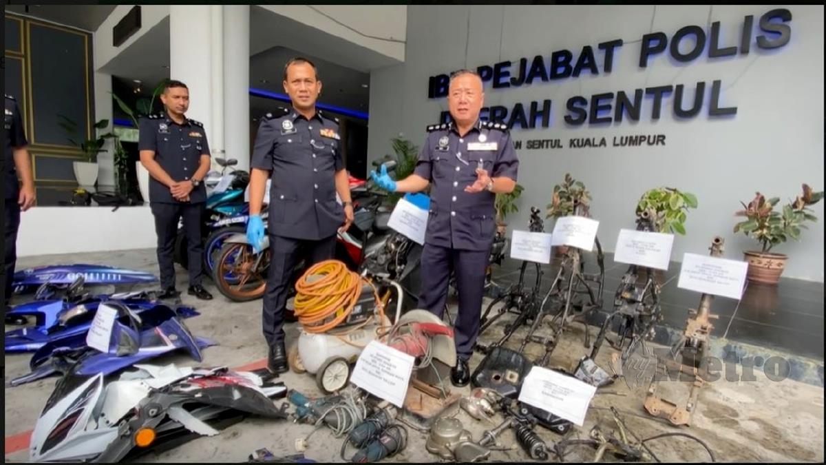 BEH bersama pegawainya menunjukkan komponen motosikal yang dicuri pada sidang media di IPD Sentul. FOTO Amiruddin Sahib.