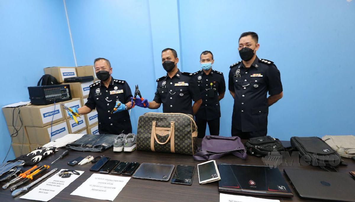 ENG Lai (kiri) menunjukkan peralatan digunakan penjenayah. FOTO Saifullizan Tamadi