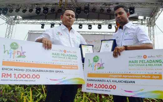 MOHD Zolquarnain Ismail, 48, (kiri) dan K Ramananaidu masing-masing menerima Anugerah Nelayan Jaya dan Anugerah Agropreneur Muda Jaya.