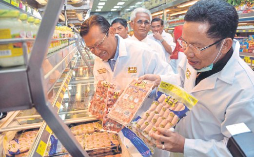 AHMAD Shabery bersama Pengarah Urusan Ramly Food Industries Datuk Ramly Mokni (kanan) memilih produk Ramly.