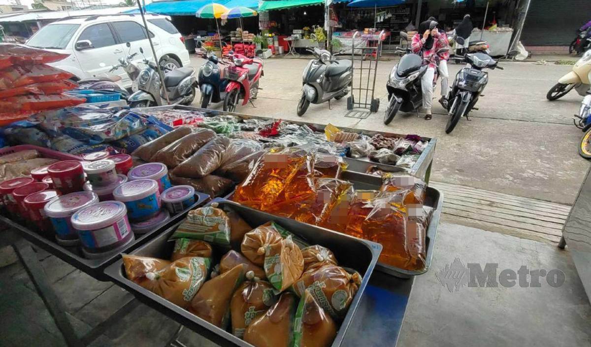 HAMPIR kebanyakan kedai di pasar Golok, Thailand menjual minyak masak subsidi Malaysia. FOTO Syaherah Mustafa