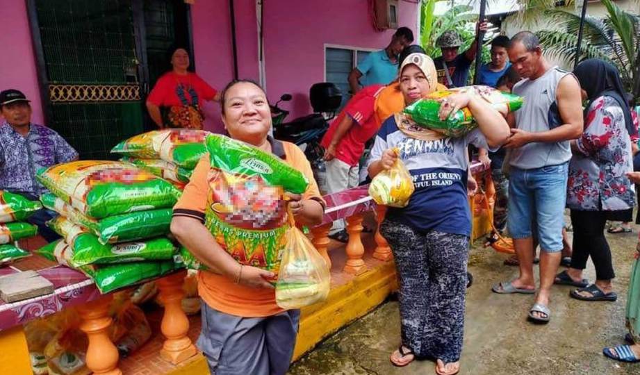 BANTUAN bekalan makanan diagihkan kerajaan Sarawak kepada penduduk yang terjejas ekoran PKP. FOTO JPBN