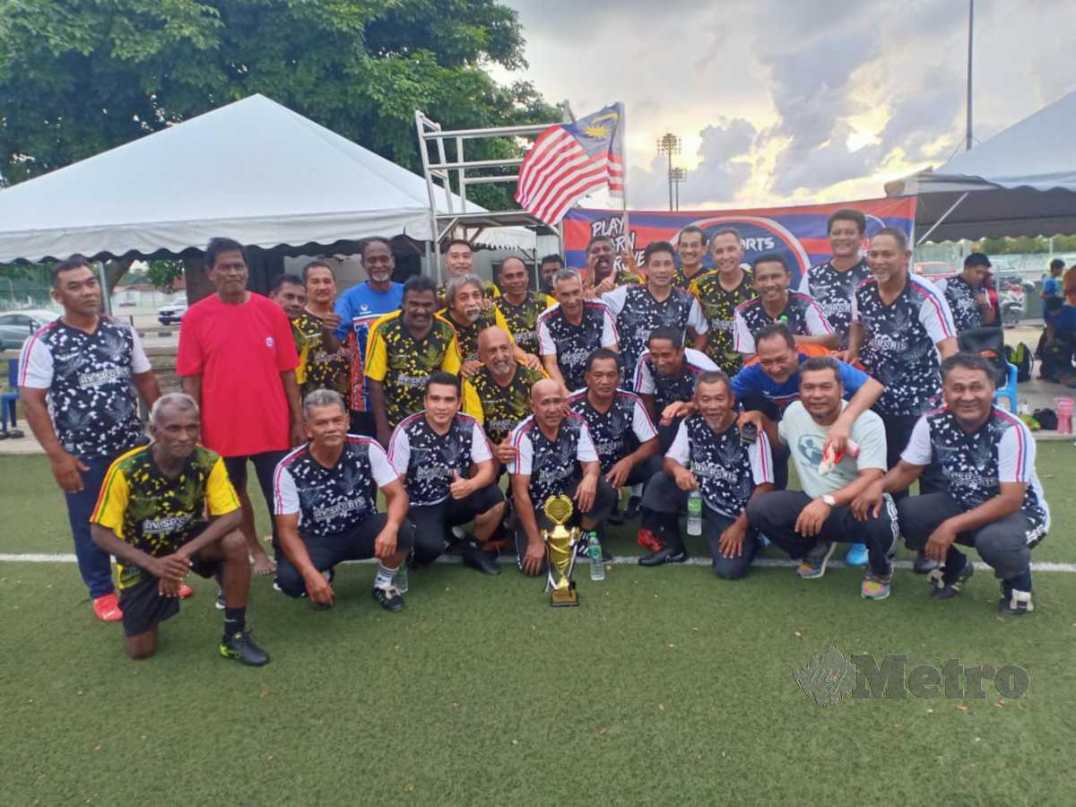 BEKAS pemain kebangsaan (jersi kuning) bersama bekas pemain Terengganu selepas aksi persahabatan di Kompleks Sukan Negeri Terengganu di Gong Badak, kelmarin. FOTO MALIK MUHAMAD.