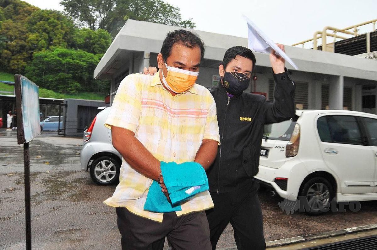 Mohd Suhaizal didakwa atas pertuduhan menipu seorang lelaki bagi mendapatkan kontrak penyelenggaran di Pusat Latihan Tempur Tentera Darat (PULADA), dengan meminta imbuhan bernilai RM8,500, lima tahun lalu di Mahkamah Sesyen Johor Bahru. FOTO NUR AISYAH MAZALAN
