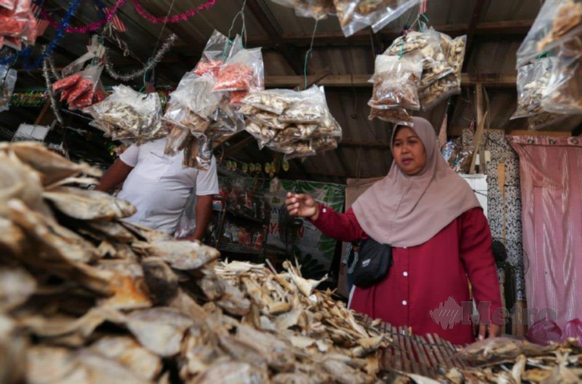 KEDAI menjual pelbagai jenis ikan kering di sekitar Pantai Geting menjadi tumpuan orang ramai kerana ikan kering yang dijual berkualiti tinggi. FOTO Nik Abdullah Nik Omar