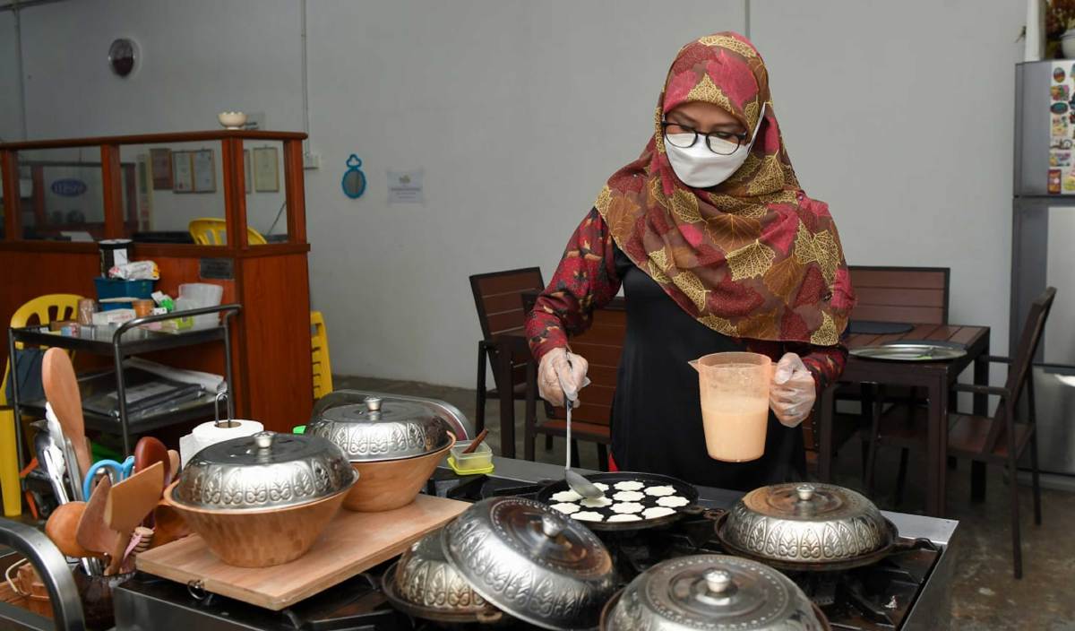 PENGUSAHA makanan tradisional jenama ‘Bekang Tok Minoh’ Noryati Alias menyediakan kuih bekang semasa ditemui di premisnya di Kuala Ibai. FOTO BERNAMA