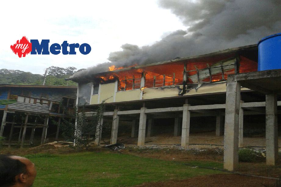 Bangunan asrama SK Long Busang yang terbakar semalam. FOTO ihsan IPD Belaga