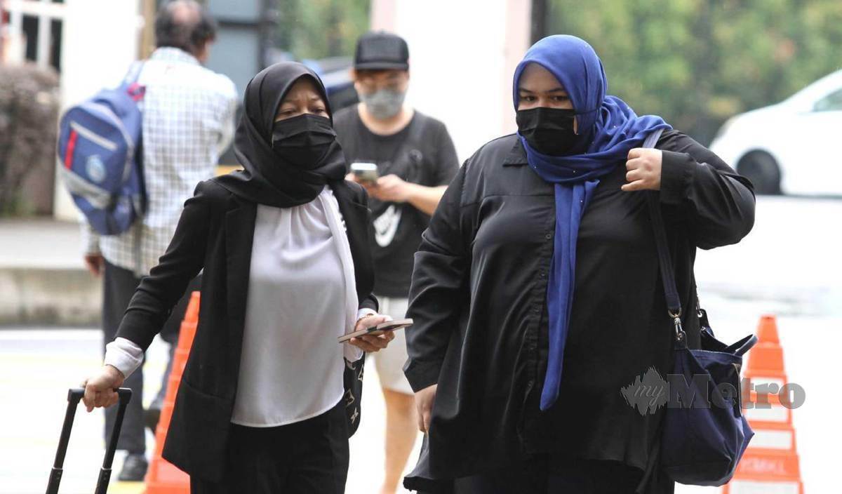 SITI Bainun (kanan) tiba di Kompleks Mahkamah Kuala Lumpur hari ini, bagi perbicaraan kes mendera seorang remaja Sindrom Down yang dikenali sebagai Bella. FOTO Mohamad Shahril Badri Saali