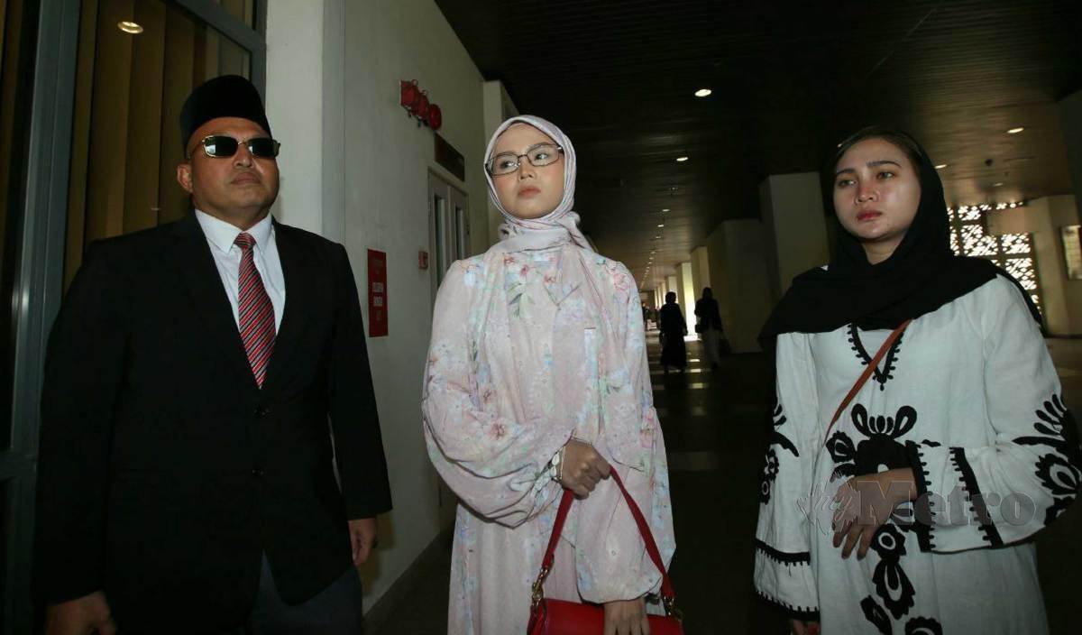 BELLA Astillah (tengah) keluar dari Mahkamah Syariah Kuala Lumpur bersama peguam dan ahli keluarganya. FOTO Eizairi Shamsudin