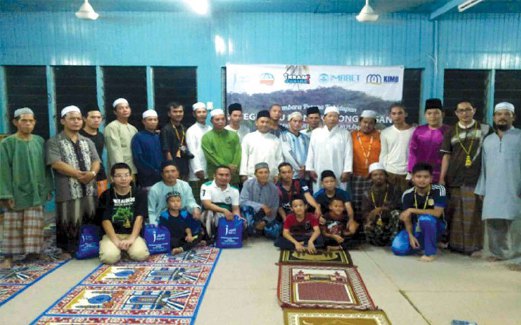 SEBAHAGIAN penduduk beragama Islam bergambar kenangan bersama peserta di Masjid Rahmah.