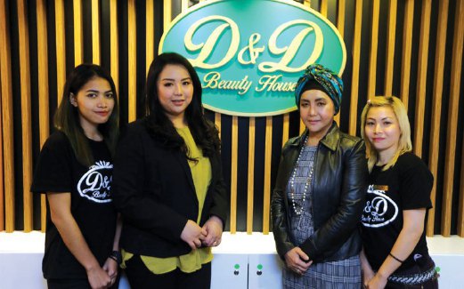DIANA (dua dari kanan) bersama kakitangannya di D & D Beauty House, pusat beli belah Sunway Putra.