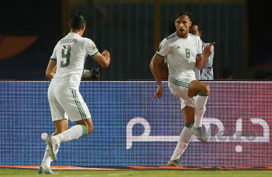 BELAILI (kanan) meraikan gol pertama bersama rakan sepasukan Baghdad Bounedjah. — FOTO Reuters