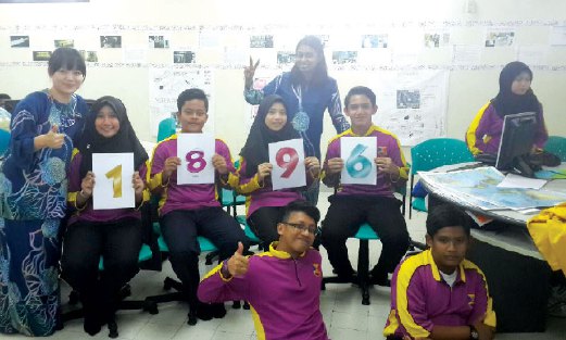 PELAJAR sekolah dan guru menunjukkan kepada dunia luar mengenai Malaysia.