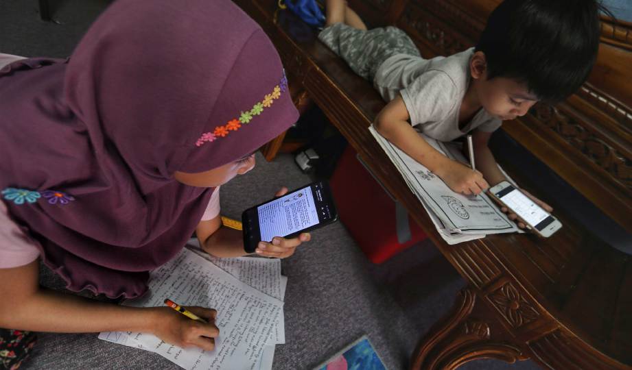 PELAJAR sekolah melakukan latihan pembelajaran menerusi dalam talian yang disediakan oleh guru susulan PKP yang bermula pertengahan Mac lalu. FOTO Aswadi Alias