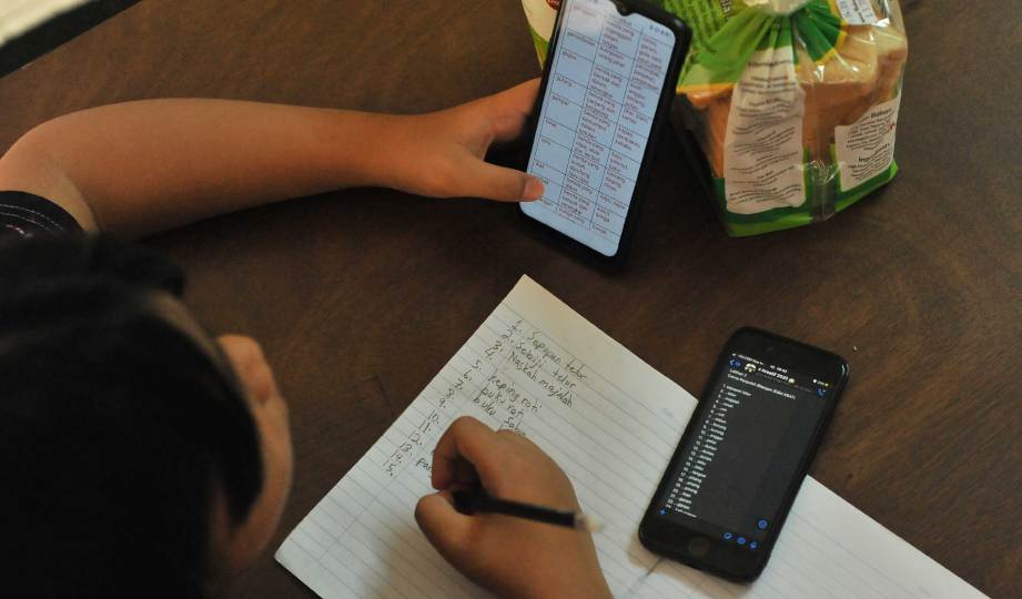 IBU BAPA terpaksa susun jadual anak supaya dapat  mengikuti kelas online  secara bergilir. FOTO BERNAMA 