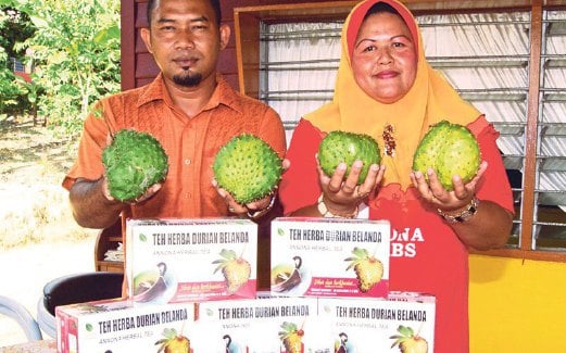 AHMAD Suhaimy dan Suhaili menunjukkan produk berasaskan durian belanda.