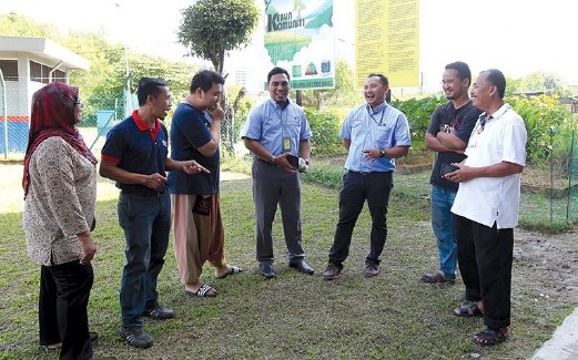 RAMZI (empat dari kiri) berbincang dengan penduduk Pangsapuri Cendana.
