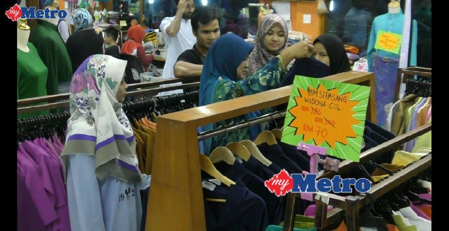 Orang ramai membeli-belah di butik pakaian Maroz Tailoring  di Keramat AU3, semalam. FOTO Saiful Iskandar  
