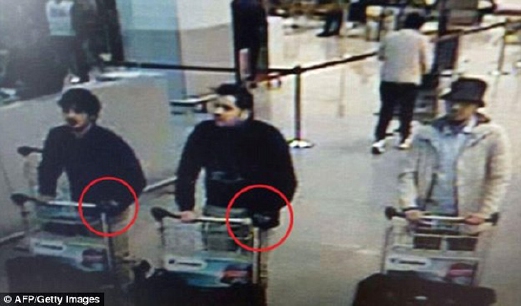 Khalid El Bakraoui dan abangnya Brahim El Bakraoui yang berpakaian hitam dalam rakaman CCTV di lapangan terbang manakala lelaki berpakaian putih di sebelah mereka dipercayai suspek ketujuh ditahan polis Belgium hari ini. - Foto Fail
