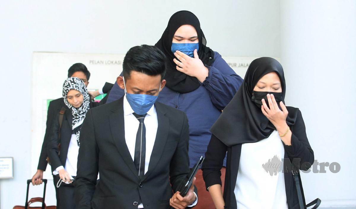 SITI Bainun (tengah) di Kompleks Mahkamah Kuala Lumpur bagi perbicaraan kes mendera seorang remaja Sindrom Down yang dikenali sebagai Bella. FOTO Eizairi Shamsudin