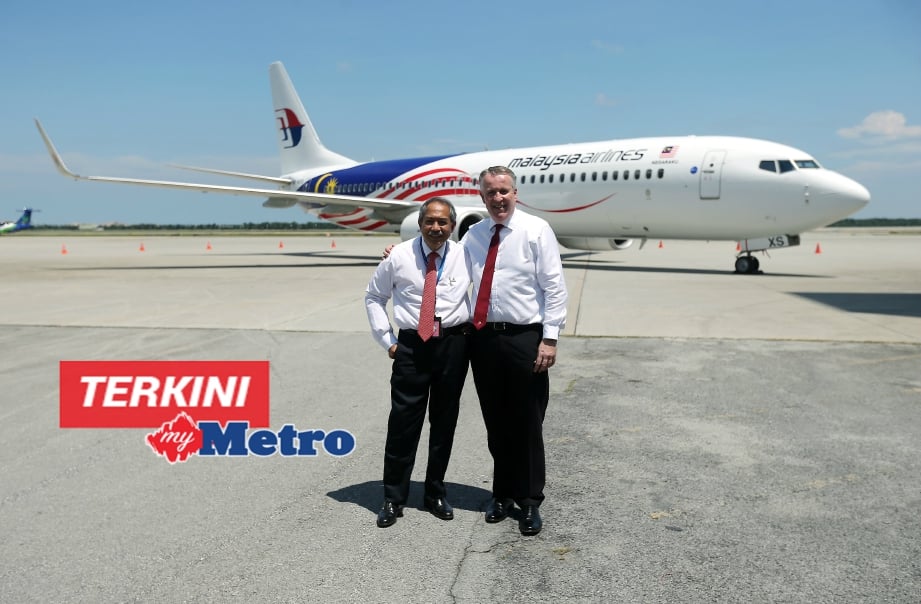 Gambar fail Bellew (kanan) bersama Pengerusi MAB Tan Sri Md Nor Yusof bergambar bersama pesawat syarikat itu Boeing 737-800 yang berlogo 'NEGARAKU'. FOTO Mohd Fadli Hamzah 