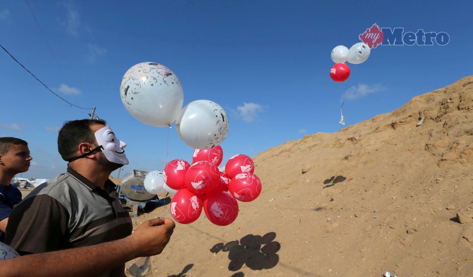  GAMBAR fail menunjukkan penduduk Palestin mengapungkan belon dimuatkan bahan mudah bakar ke sempadan Israel. FOTO Reuters