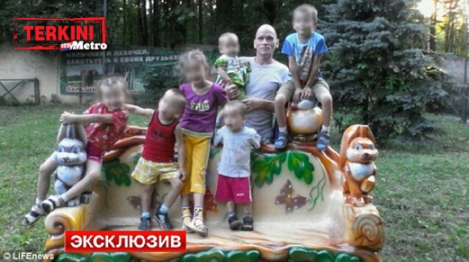 Belov (tengah) bersama enam anaknya berusia antara setahun hingga tujuh tahun.