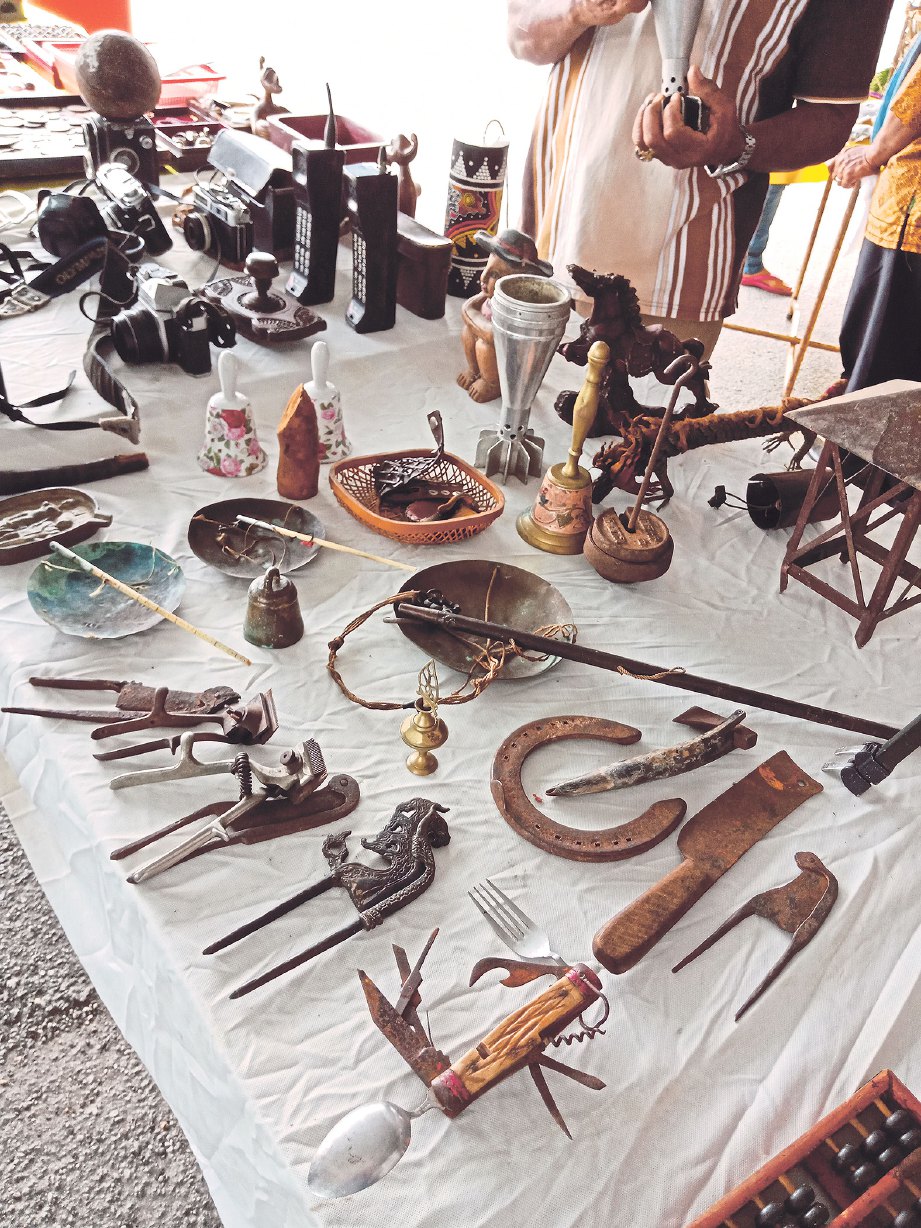 ANTARA koleksi barangan antik Shahfri yang dipamerkan di Festival Warisan Kajang di Jalan Mendaling, Kajang, baru-baru ini.