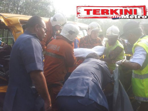 Murid perempuan yang maut dibawa keluar anggota bomba. FOTO Mohd Helmi Irwadi Mohd Nor