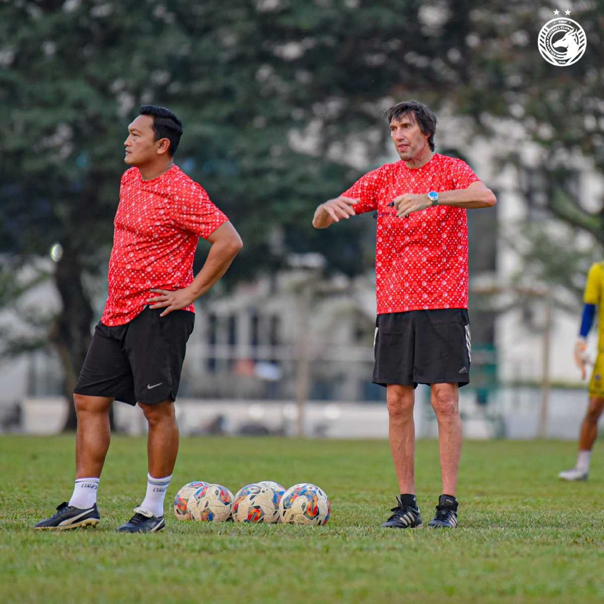 FRANK Bernhardt (kanan) kini membimbing Kelantan FC. FOTO Kelantan FC