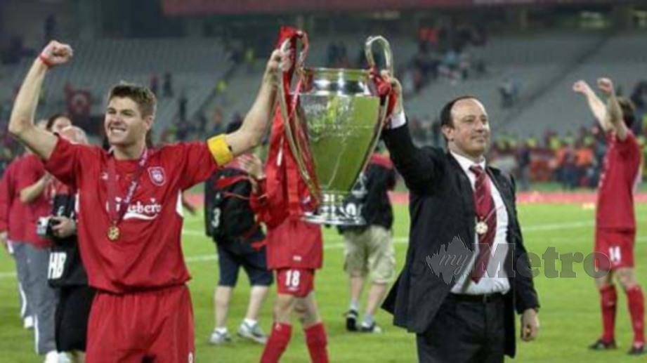 Benitez (kanan) ketika menjulang Piala UCL bersama Gerrard. FOTO REUTERS