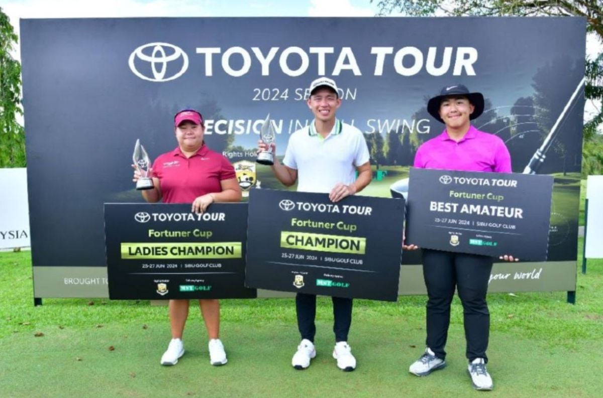 (Dari kiri) Juara wanita, Mirabel, juara lelaki, Ben Leong dan pemenang anugerah pemain amatur terbaik, Hayden Hah.