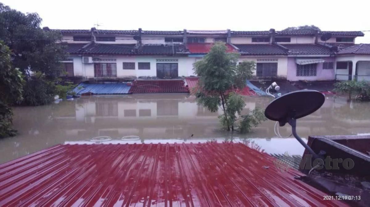 Banjir di kawasan Taman Sri Muda, Seksyen 25, Shah Alam. FOTO ihsan pembaca