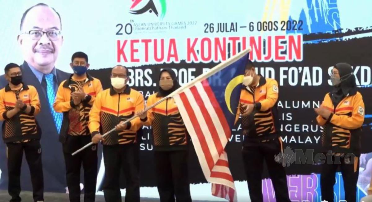 NORAINI (empat dari kiri) menyerahkan Jalur Gemilang kepada Prof Dr Mohd Fo’ad, hari ini. FOTO FB KEMENTERIAN PENGAJIAN TINGGI