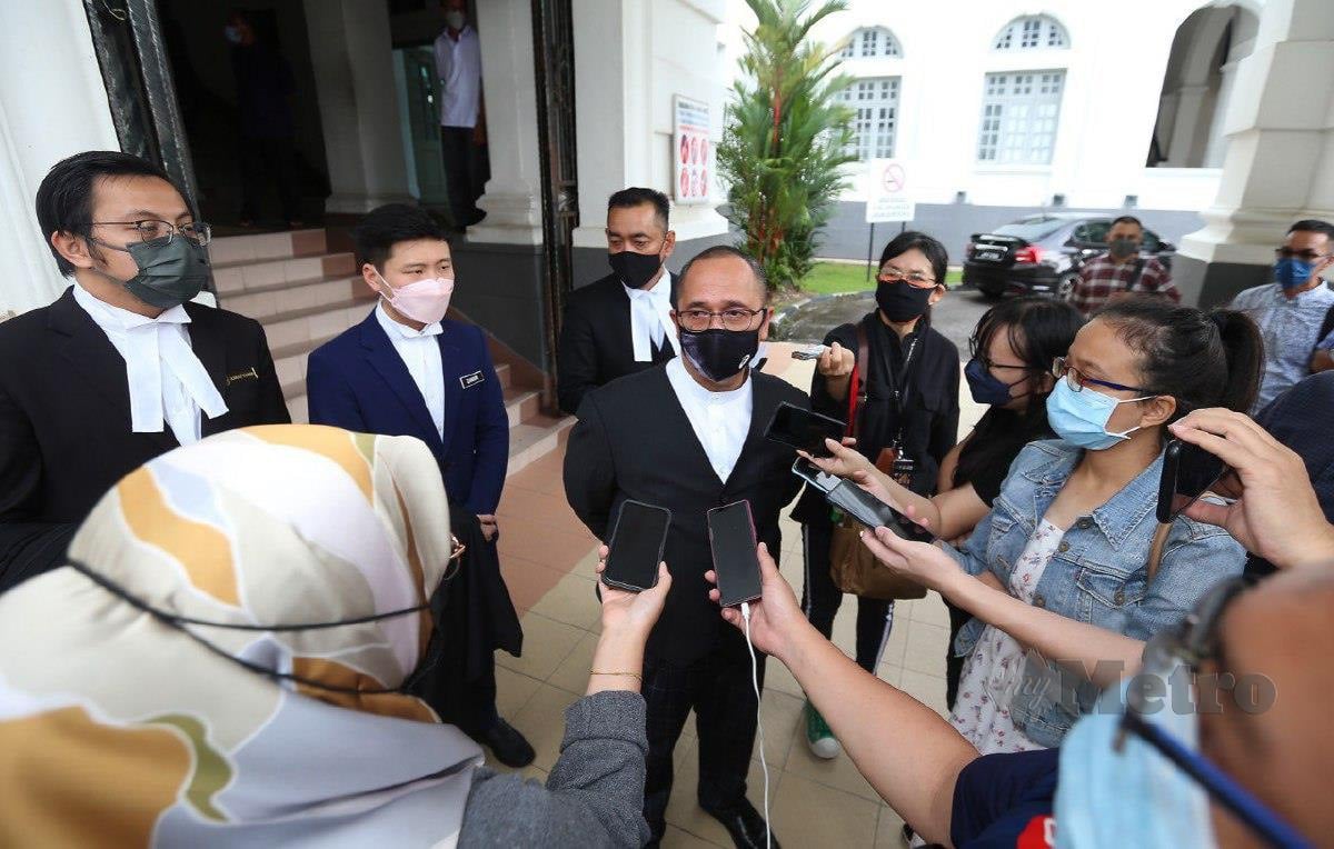 Wan Shaharuddin ketika ditemui media di Mahkamah Tinggi Johor Bahru. FOTO Nur Aisyah Mazalan