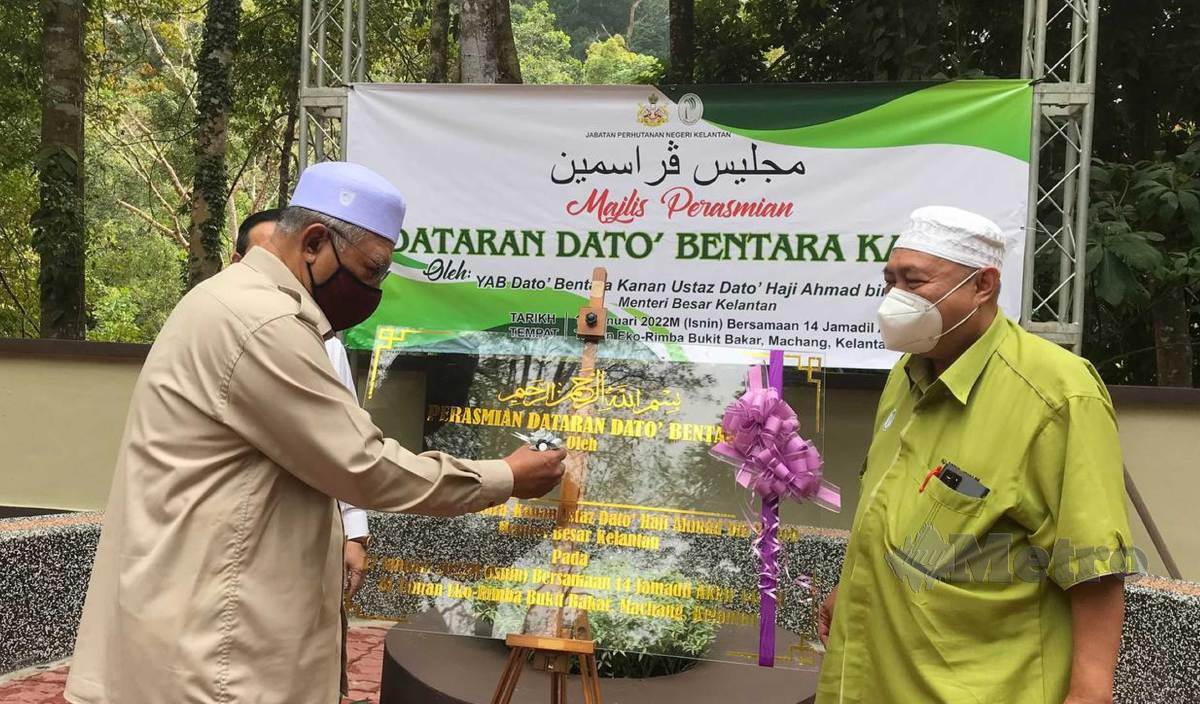 ABDUL Khalim (kanan) pada Majlis Perasmian Dataran Dato Bentara Kanan yang dirasmikan oleh Menteri Besar Kelantan Datuk Ahmad Yakob di Taman Eko-Rimba, Bukit Bakar. FOTO Hazira Ahmad Zaidi
