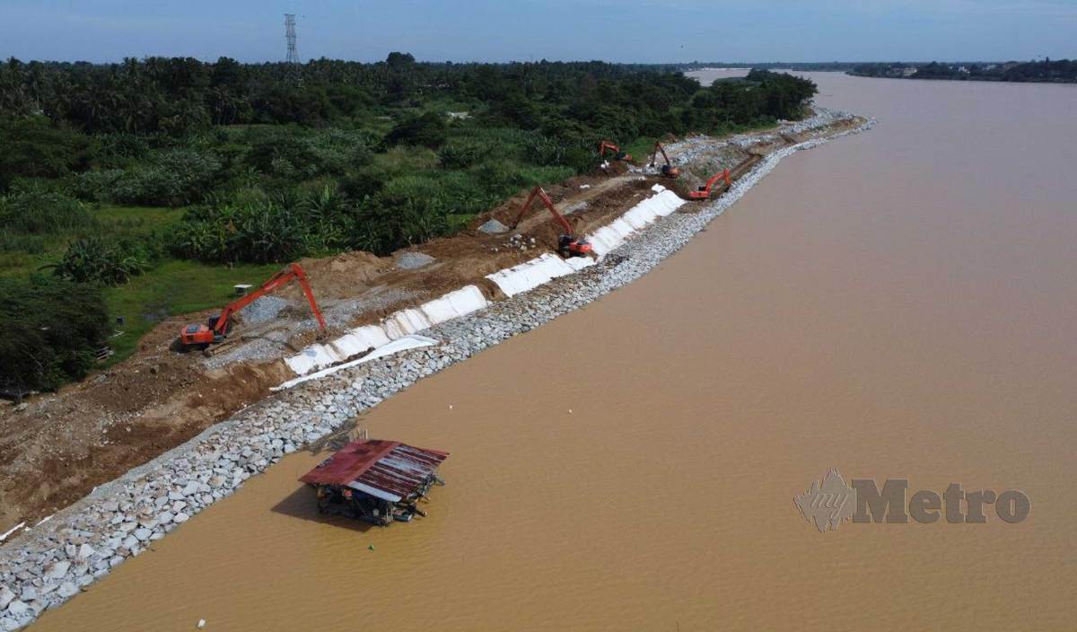 BENTENG sungai sepanjang 2.8 km dari Pasir Pekan sehingga Palekbang dijangka mampu menghalang fenomena hakisan tebing sehingga tempoh 30 tahun akan datang. FOTO Nik Abdullah Nik Omar