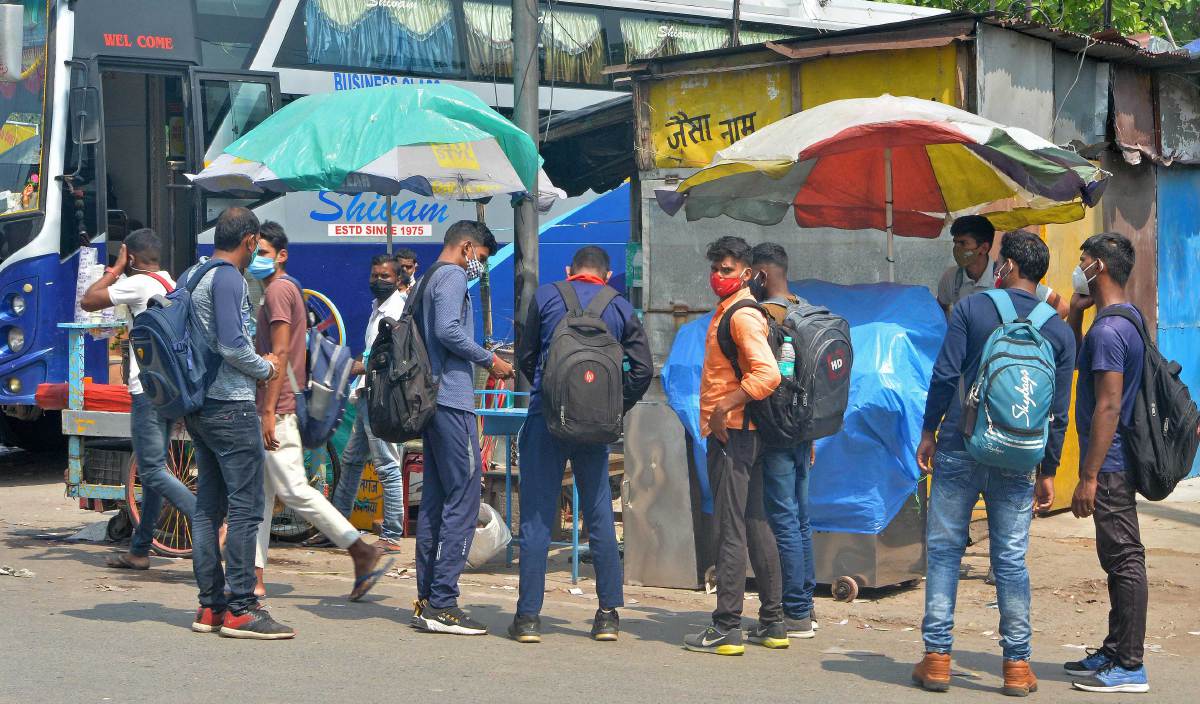 ORANG ramai menunggu di terminal bas selepas pihak kerajaan mengarah wilayah Bengal Barat ditutup selama dua minggu bermula hari ini untuk mengekang penularan Covid-19. FOTO AFP