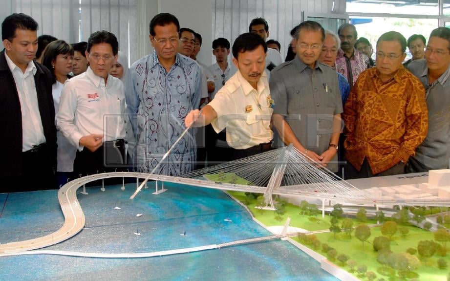 (Gambar fail) Dr Mahathir (tiga kanan) yang juga Perdana Menteri keempat ketika itu semasa diberi taklimat mengenai projek jambatan bengkok.