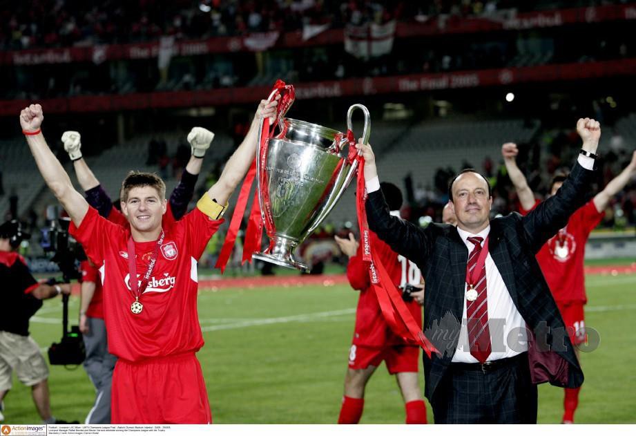 BENITEZ (kanan) meraikan kejayaan Liverpool bersama kapten, Steven Gerrard selepas satu kebangkitan menakjubkan di Istanbul 14 tahun lalu. — FOTO Reuters
